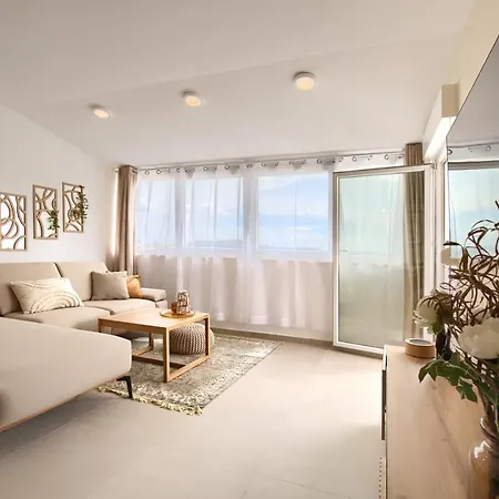Larus Apartment *
